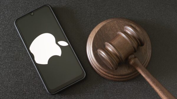 apple logo beside a judge's gavel.